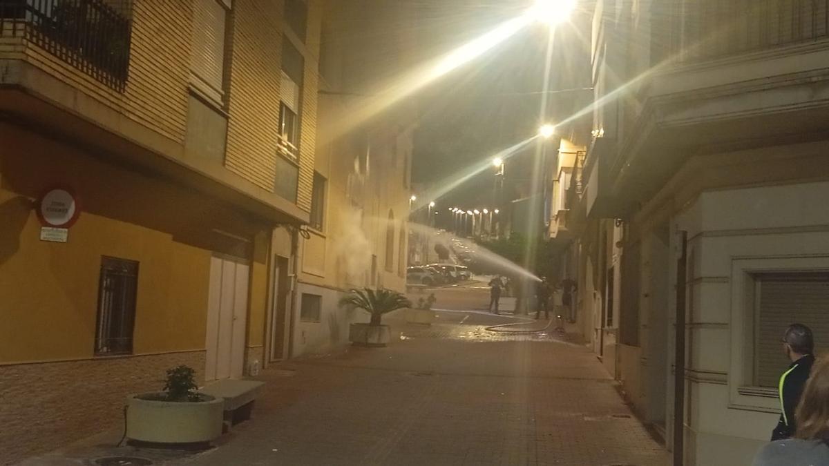 Un vecino, que es bombero, fue el primero que intentó sofocar el fuego