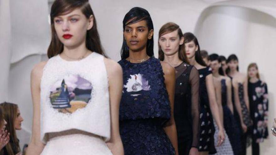 París rememora los grandes años de la moda con Schiaparelli y Dior