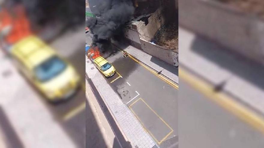 Un incendio en un coche genera una gran columna de humo que alerta al centro de Las Palmas de Gran Canaria