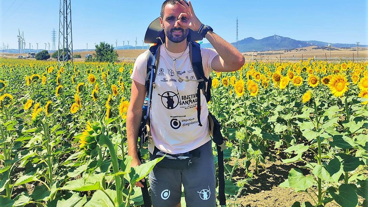 Pedro Hidalgo, entre girasoles, en una de sus etapas andaluzas