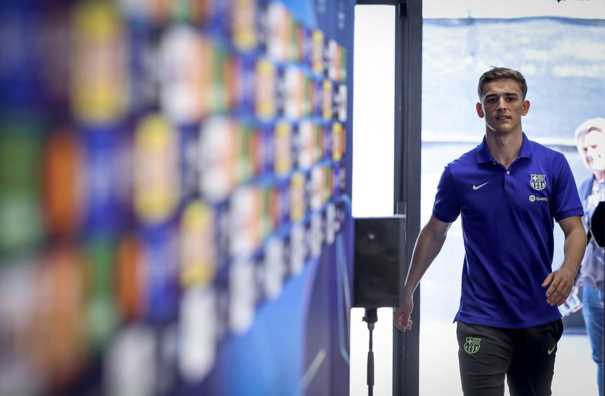 Gavi entra en la sala de prensa de la ciudad deportiva del Barça.