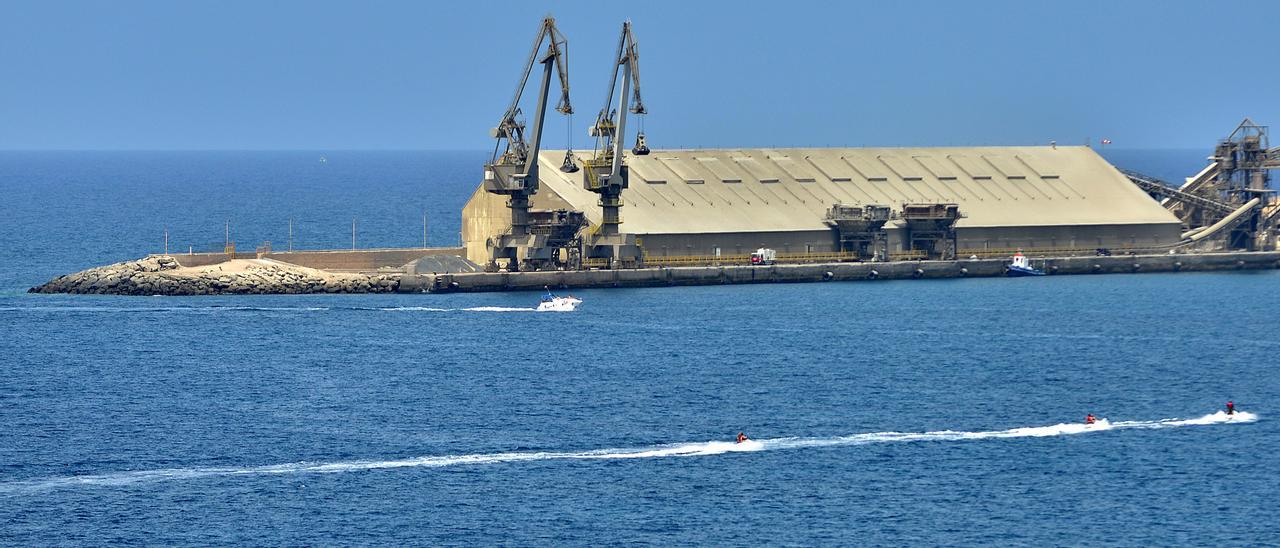 Instalaciones de la cementera sobre el puerto de Santa Águeda, en San Bartolomé de Tirajana.