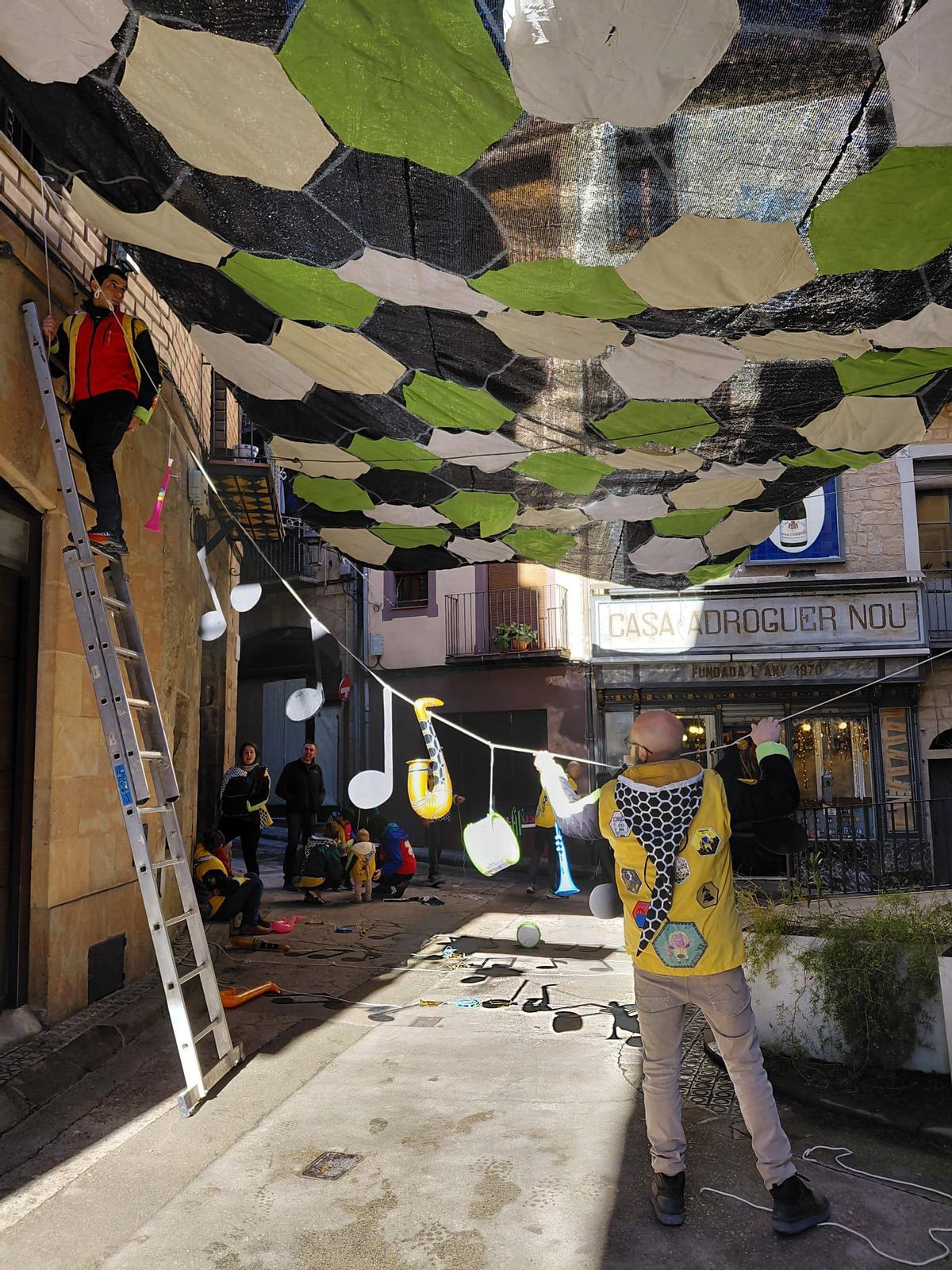 Solsona ja llueix de Carnaval amb les Enramades dels carrers