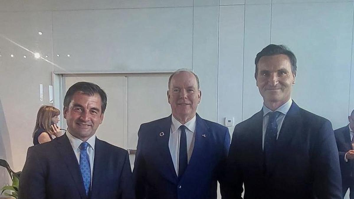 Por la izquierda, Alejandro Beneit, el príncipe Alberto II de Mónaco y Jorge González-Palacios.