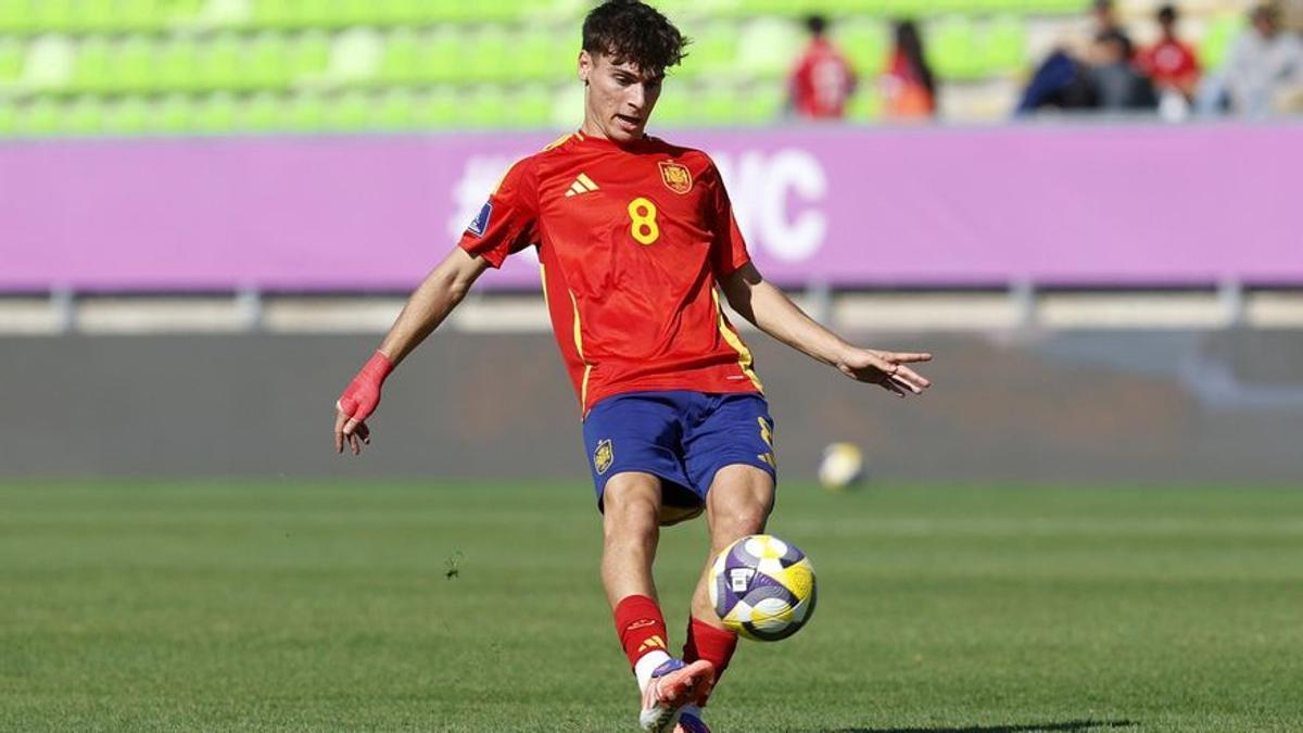 Rodri Mendoza da un pase con la selección.