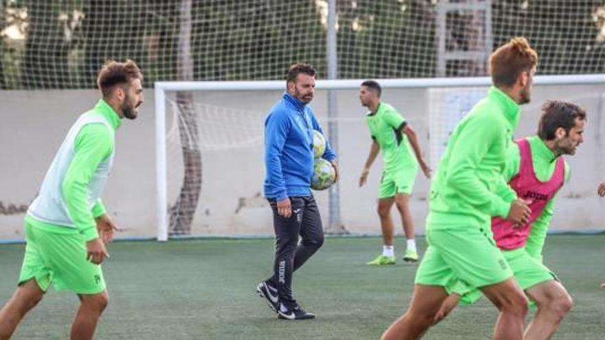 El nuevo técnico del Orihuela, José Francisco Grao, Pato, durante un entrenamiento esta semana.