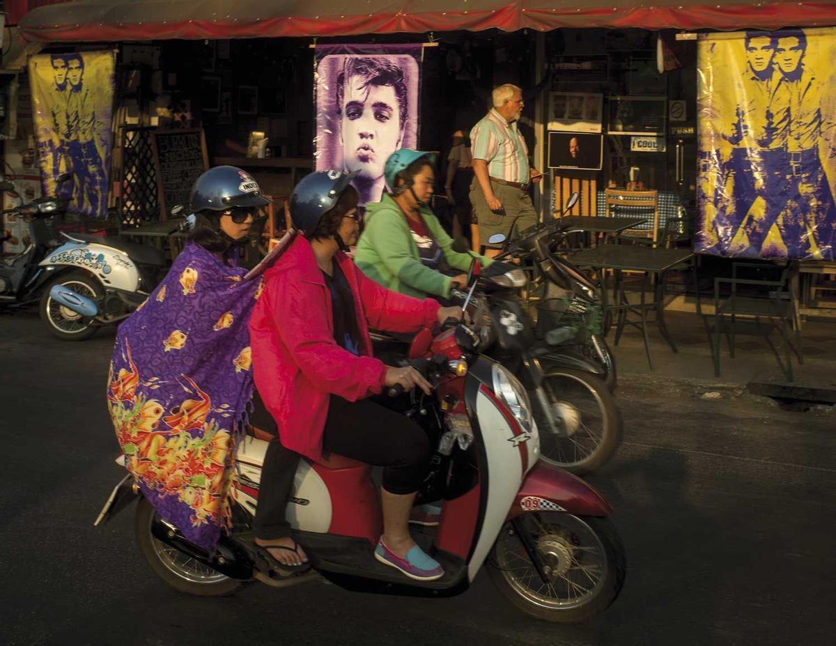 Tráfico en una calle de Chiang Mai