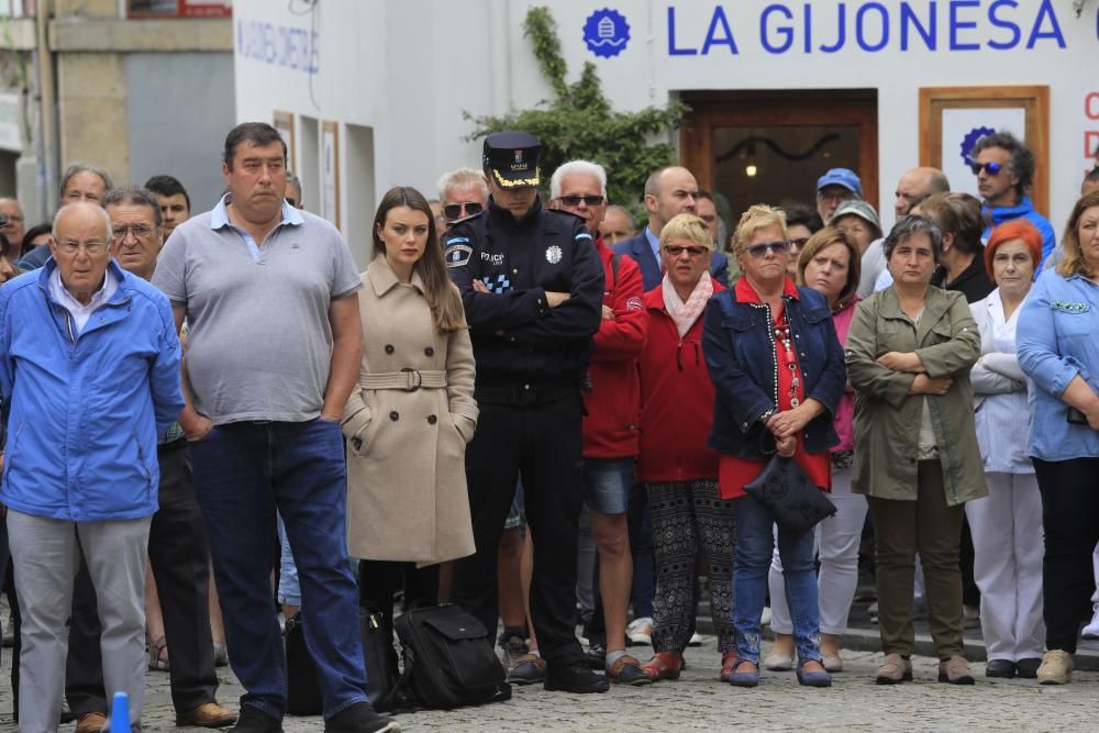 Emotivo minuto de silencio de los vecinos de Cudillero al recordar al joven fallecido David Carragal