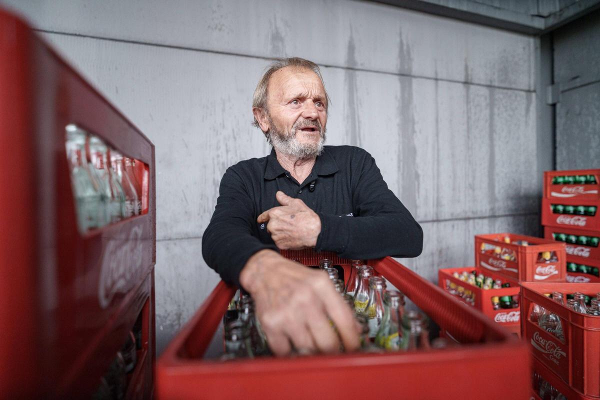 Quique, en el polígono industrial El Prado de Mérida, durante una jornada de clasificación de botellines