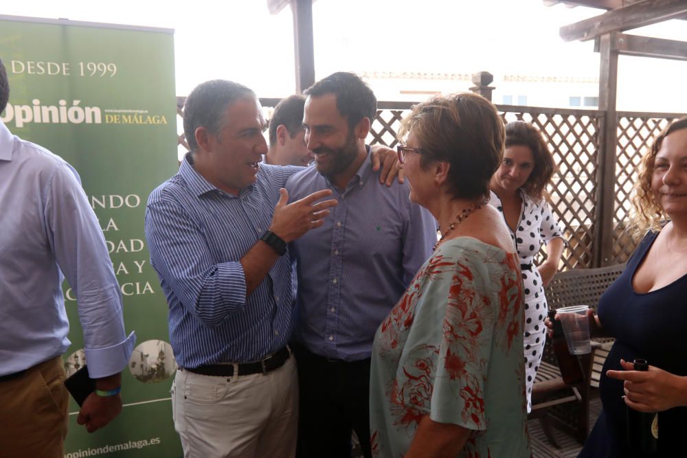 Cordial ambiente en la terraza de La Opinión, entre representantes políticos populares y socialistas a nivel regional y provincial.