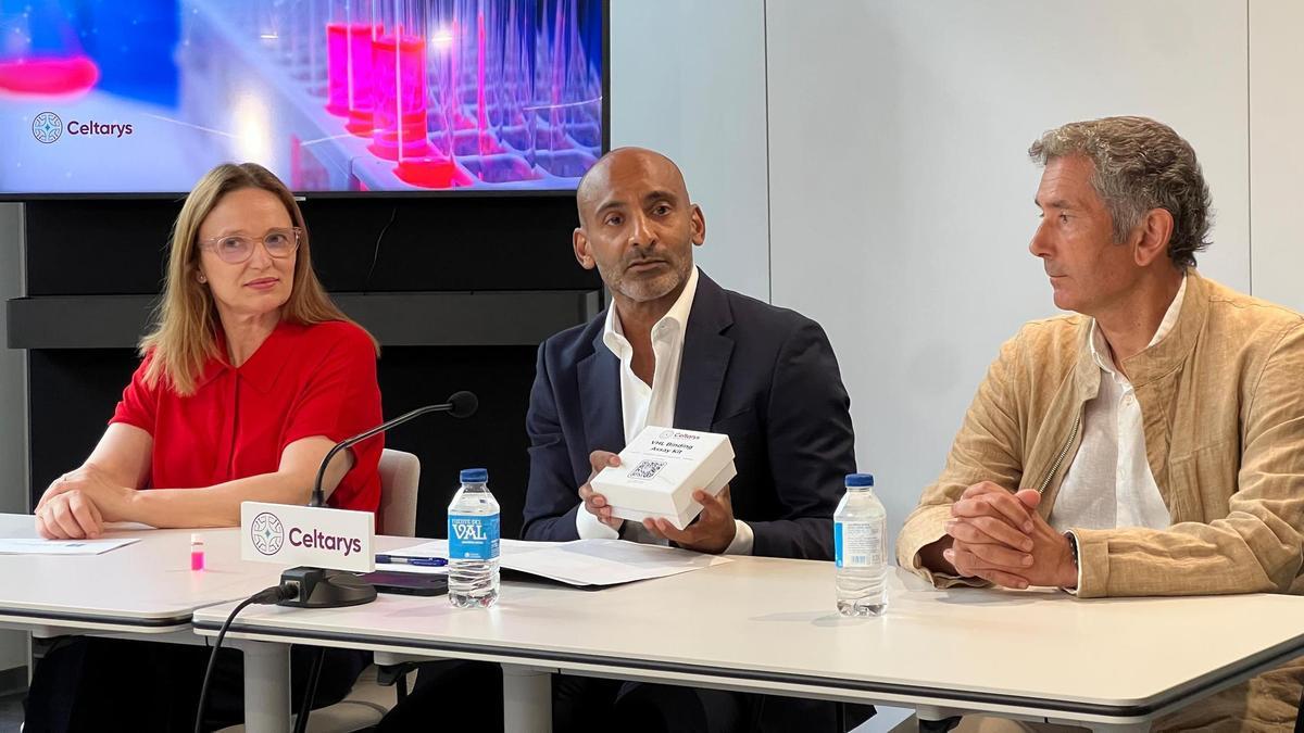 Wilson Gomes; flanqueado por Carmen Cotelo y Marcelo Maneiro