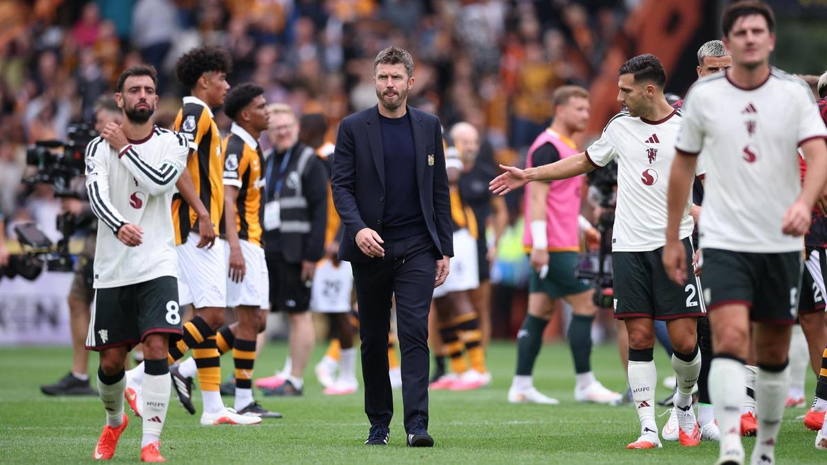 Michel Carrick, en el centro, se marcha decepcionado junto a sus jugadores.