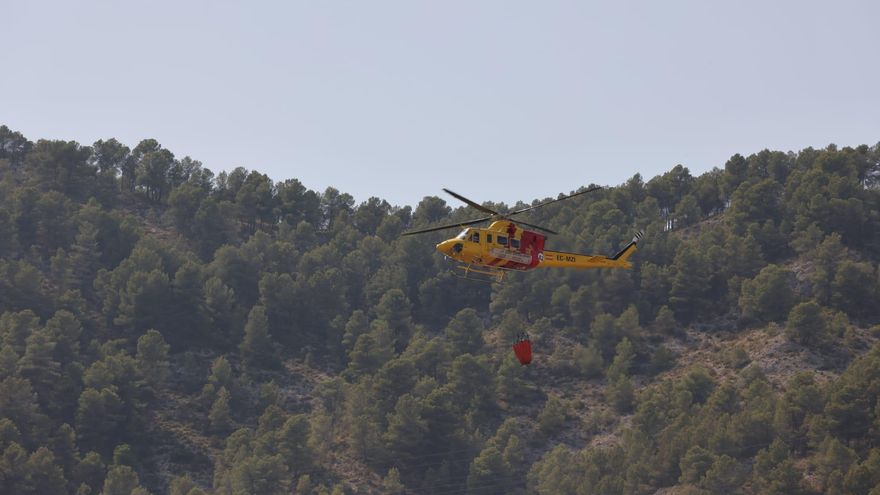 Los bomberos estabilizan un incendio en una zona rural de Alcoy
