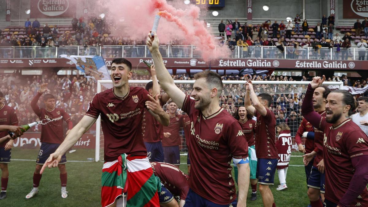 Celebración del ascenso del Pontevedra CF a Primera Federación tras la victoria en el campo de Pasarón ante el Laredo.