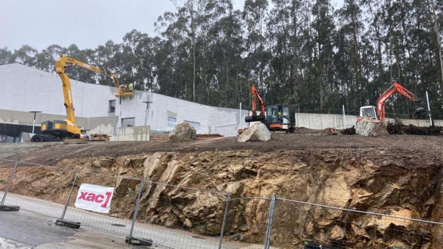 Las máquinas que adecentan la fachada y el exterior del edificio.