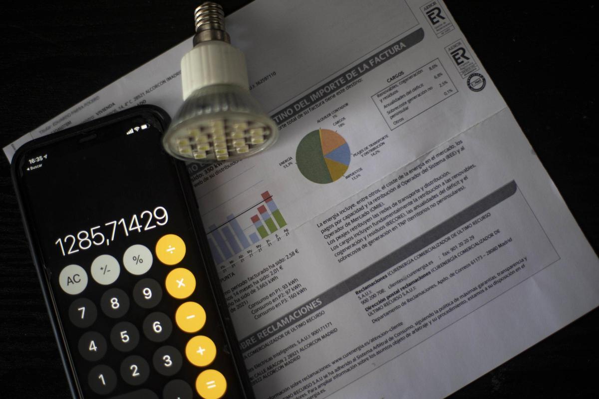 El preu de la llum es dispararà un 76% aquest dilluns, fins als 132 euros/MWh El preu de la llum es dispararà un 76% aquest dilluns, fins als 132 euros/MWh