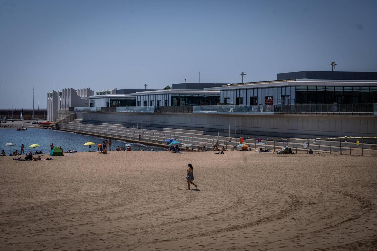 Terrazas en obras de los restaurantes del nivel superior del Balcón Gastronómico que dan a la playa.