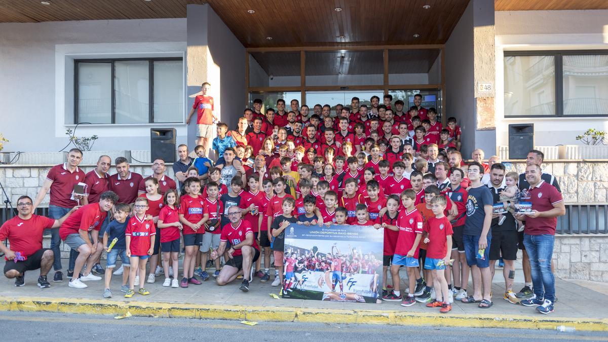 La &quot;gran familia&quot; del Rayo Ibense.