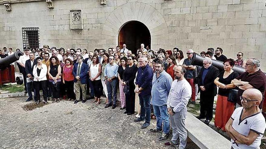 Representantes de todos los partidos políticos de Balears, ayer al mediodía durante el minuto de silencio frente al Consolat de Mar.