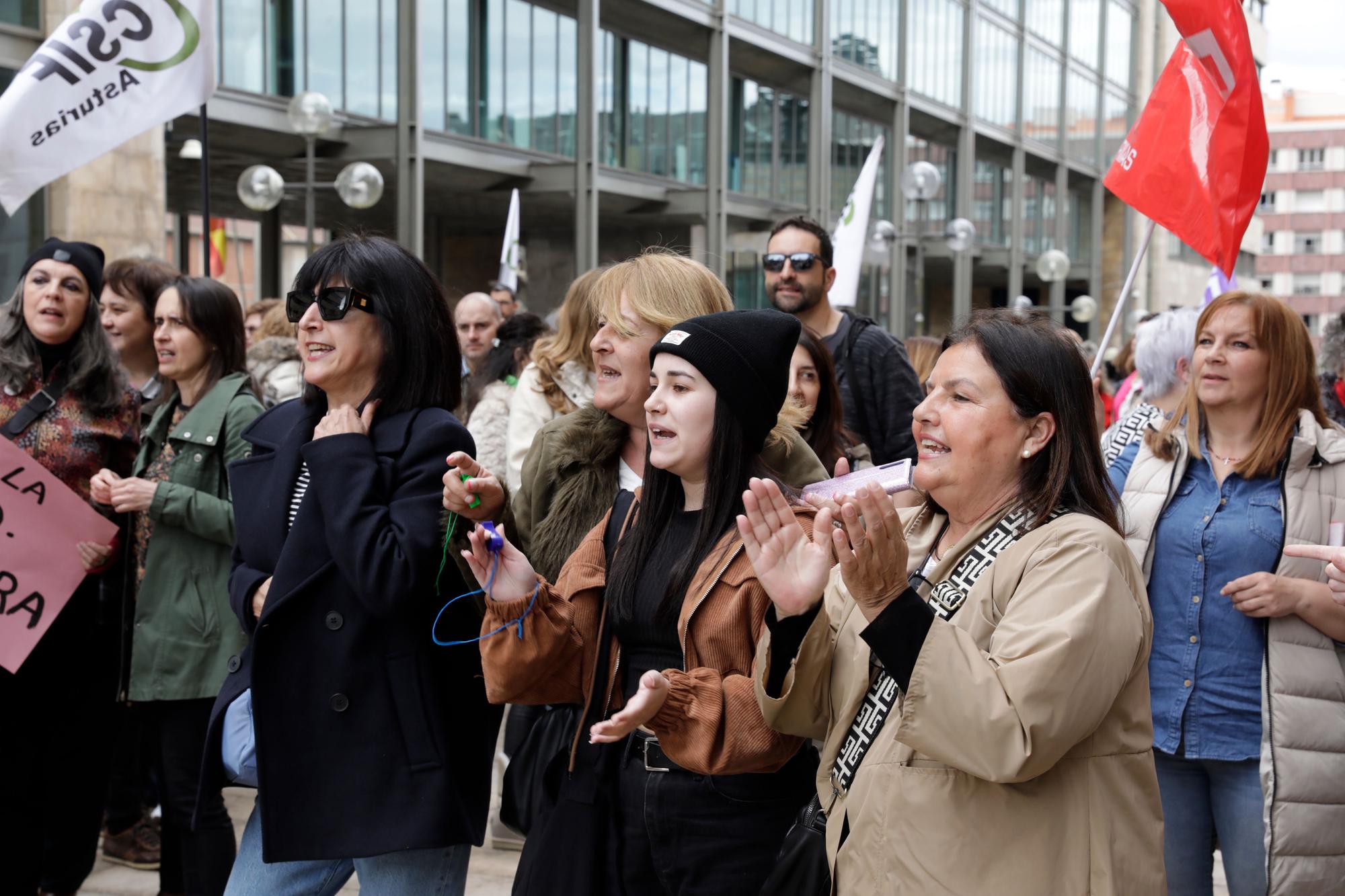 En imágenes: Multitudinaria protesta de los trabajadores del ERA: "Nuestras vacaciones no son un trueque electoral"