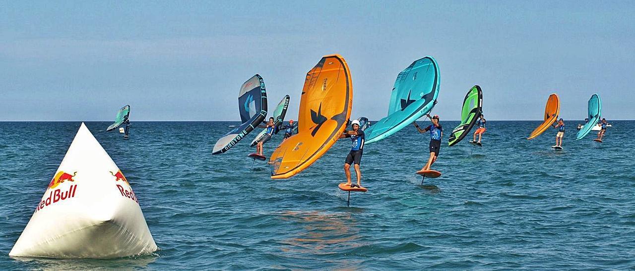 Los competidores de la tercera prueba del circuito Wing Foil Spain Series en El Perelló. | LEVANTE-EMV