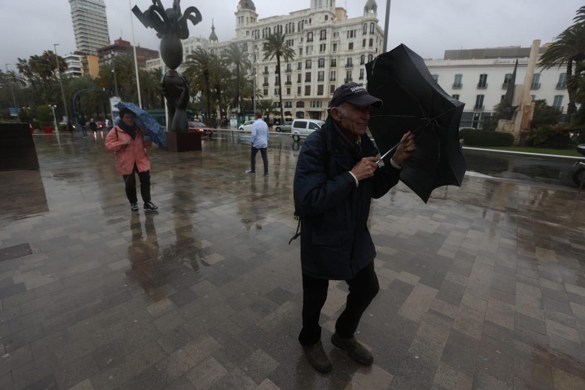La lluvia cae con fuerza sobre una Alicante en alerta naranja