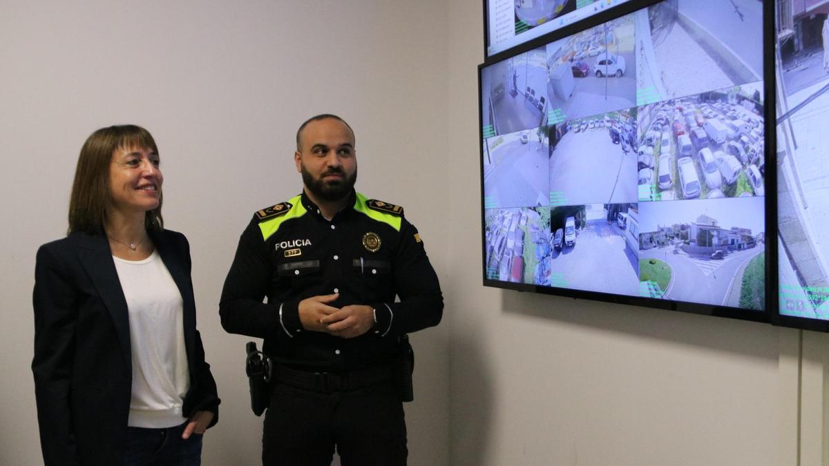 L'alcaldessa de Castelló, Anna Massot, i el cap de la Policia Local, Youssef Gharj, a la sala de videovigilància