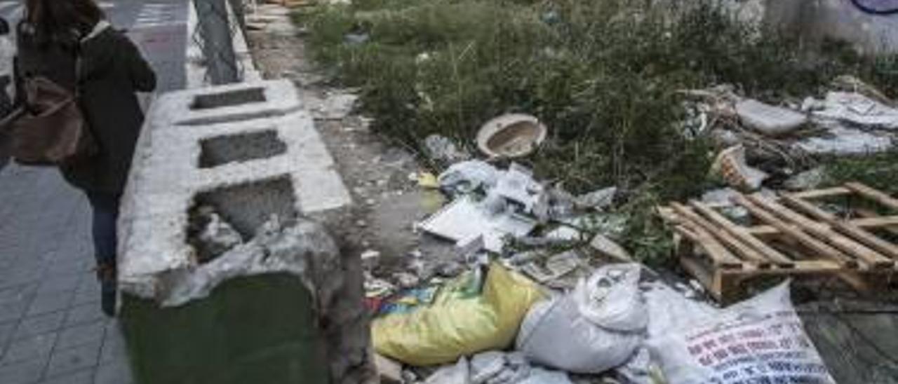 Solar abandonado y lleno de basura en Carolinas Bajas.