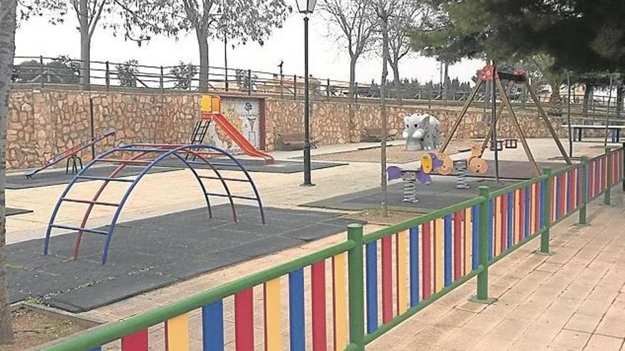 El parque junto al pabellón amplía su equipamiento