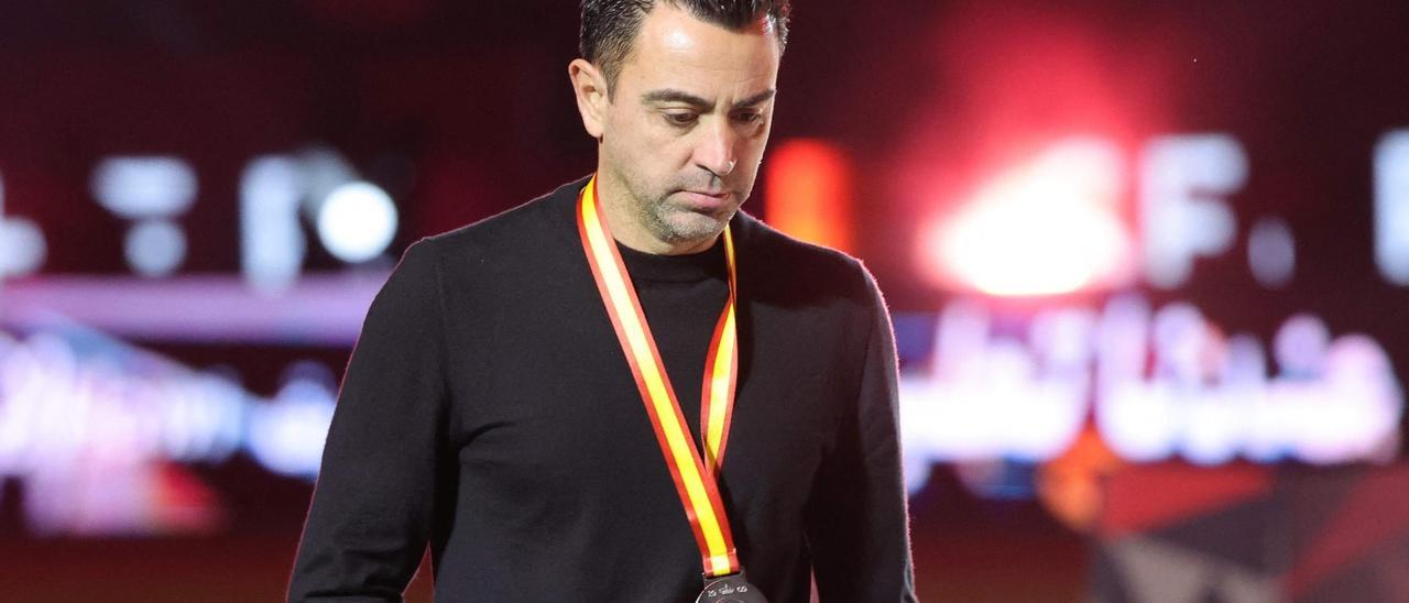 Xavi, apesadumbrado, con la medalla de subcampeón de la Supercopa de España.