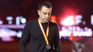 Xavi, apesadumbrado, con la medalla de subcampeón de la Supercopa de España.
