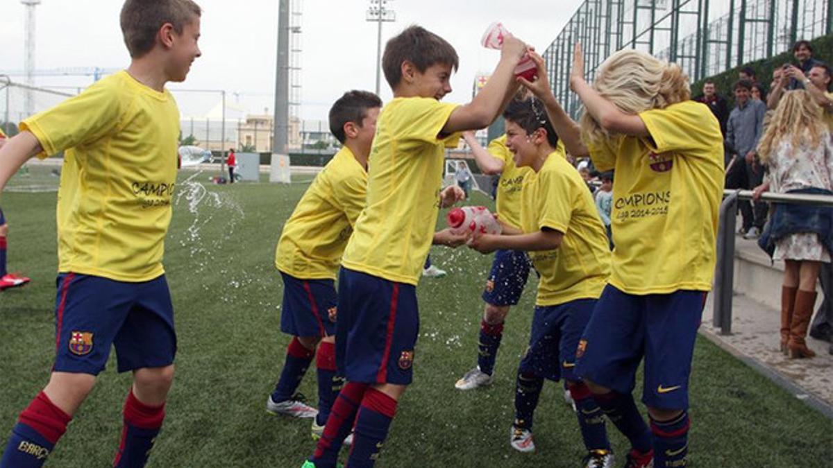 Los benjamines barcelonistas celebraron así el título