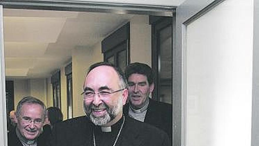 Sanz Montes llegando ayer a la rueda de prensa en la sede episcopal de Huesca.