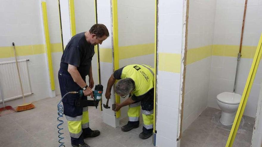 Varios operarios del Concello realizan obras en el colegio Escultor Acuña. // R. Grobas