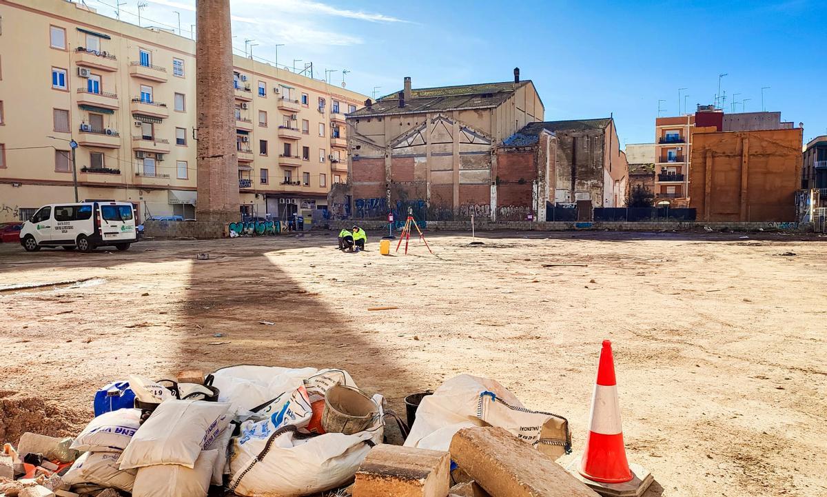 Inicio de las obras en el solar de la antigua fábrica de Meivel en Benetússer.