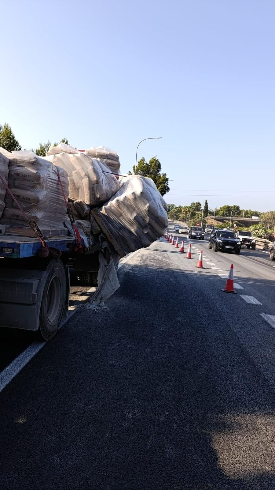 Atasco kilométrico en la Vía de Cintura de Palma al perder un camión parte de su carga
