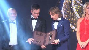 El momento en el que Modric recibe el Golden Foot