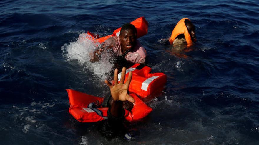Mueren al menos 31 inmigrantes tras un gran naufragio en el Mediterráneo