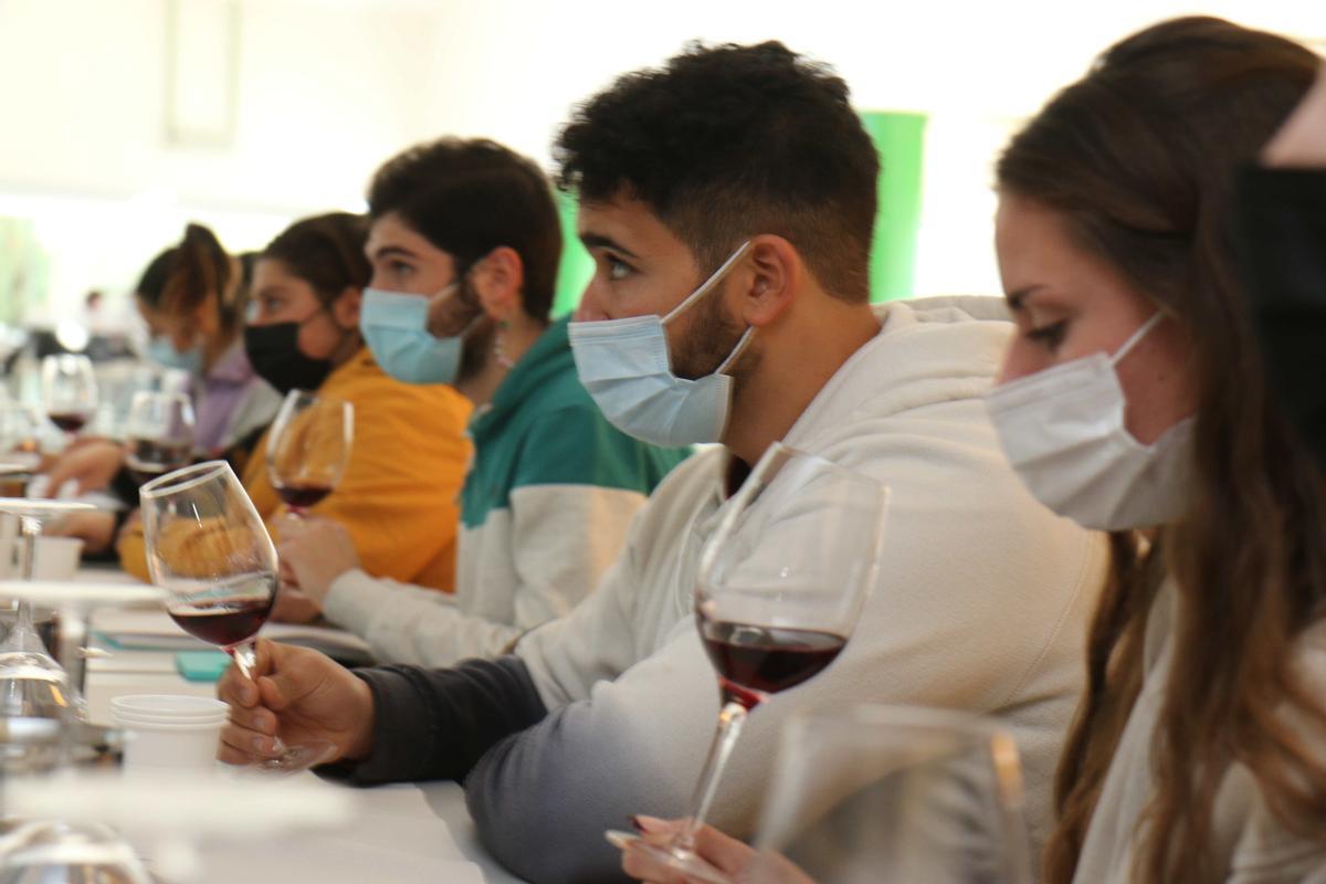 Se realizan prácticas de laboratorio en las avanzadas instalaciones de la Facultad de Ciencias.