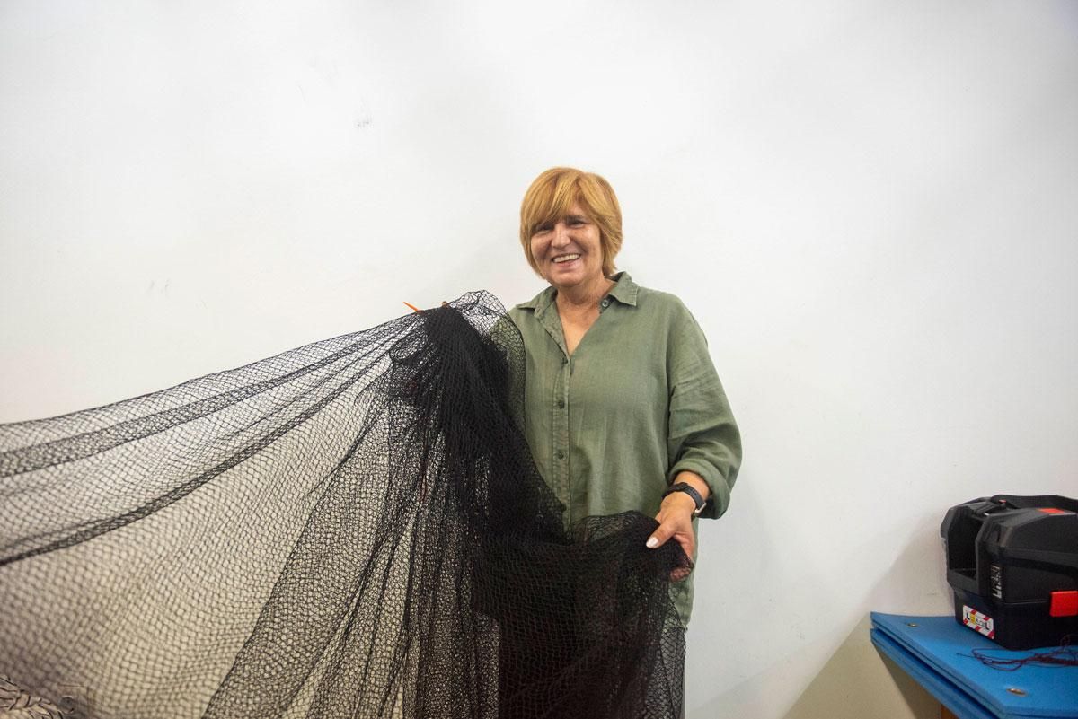 La redeira Rosa Rodríguez, con una de las redes que usan en el curso.