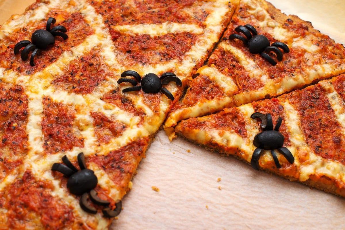 Pizza con arañas de aceituna