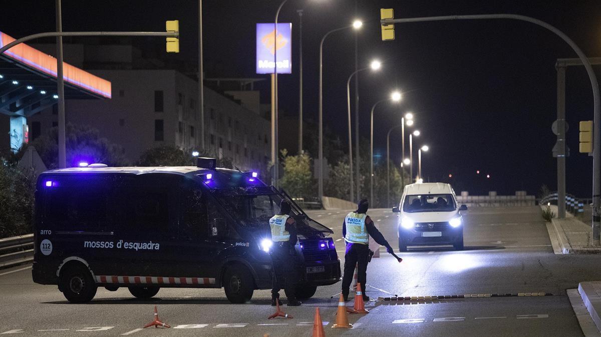 Control policial en la Meridiana de Barcelona, durante el toque de queda.