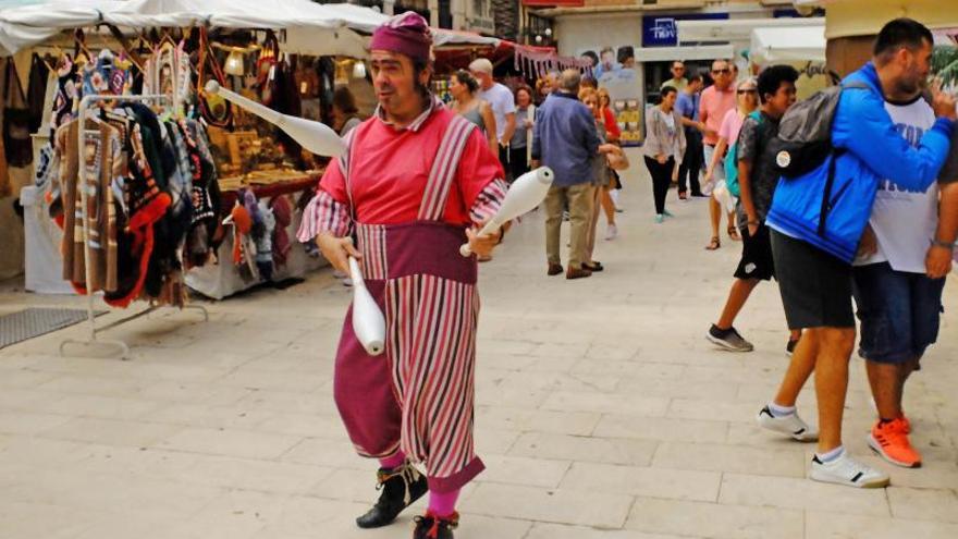 Un malabarista ameniza el mercado medieval por el día este fin de semana.  | MATÍAS SEGARRA