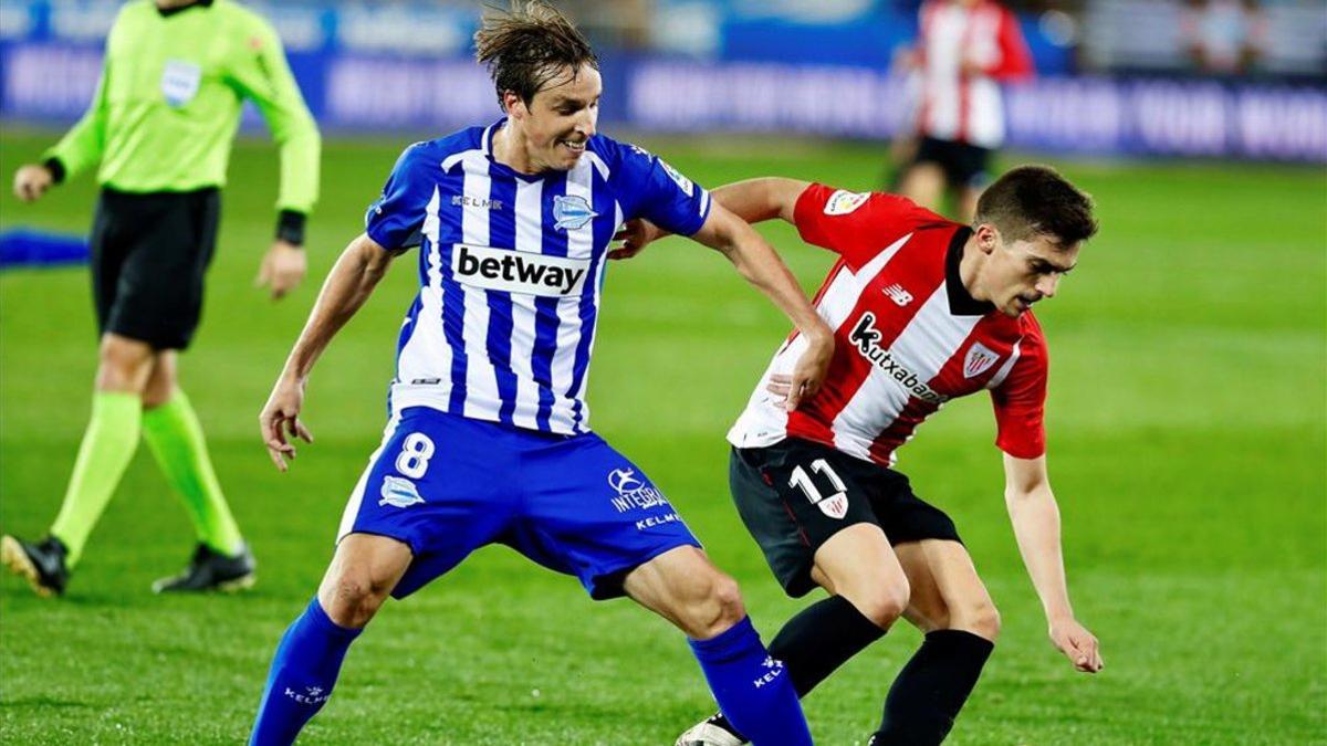 Alavés Tomás Pina lucha con Iñigo Córdoba, del Athletic