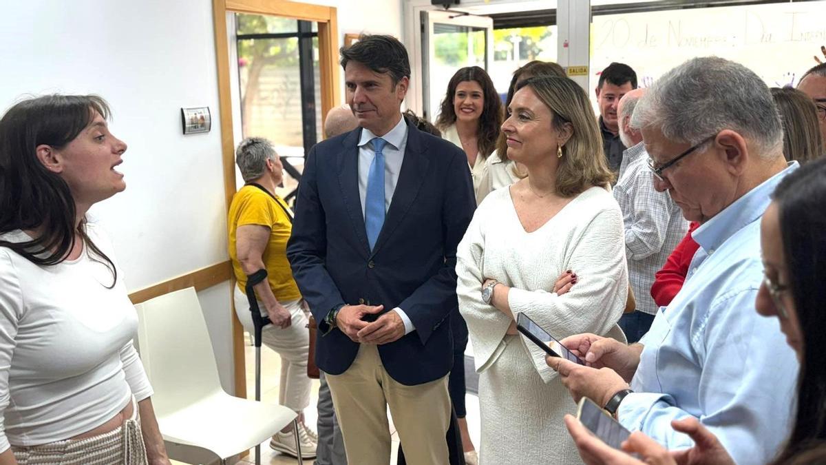 La consejera de Política Social, Familias e Igualdad, Conchita Ruiz, junto con el alcalde de Molina de Segura, José Ángel Alfonso, durante su visita al centro de Atención Temprana Dismo.