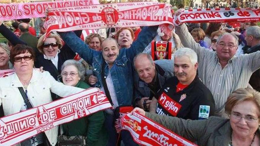 Aficionados del Sporting, en la plaza del Ayuntamiento de San Sebastián.