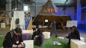 Asistentes al salón 4YFN, con sus móviles.