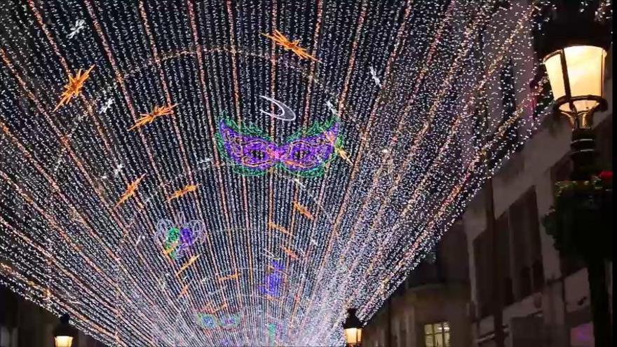 La calle Larios ya luce su iluminación de Carnaval