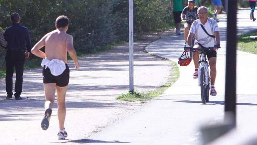 Muchos zamoranos aprovechan las altas temperaturas para hacer deporte o caminar por los paseos del río.