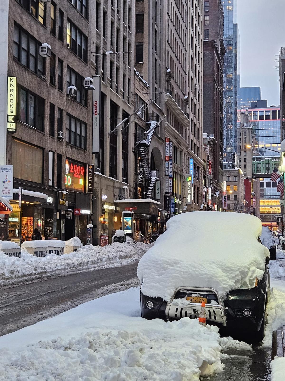 Un vehículo cubierto de nieve en la Gran Manzana.